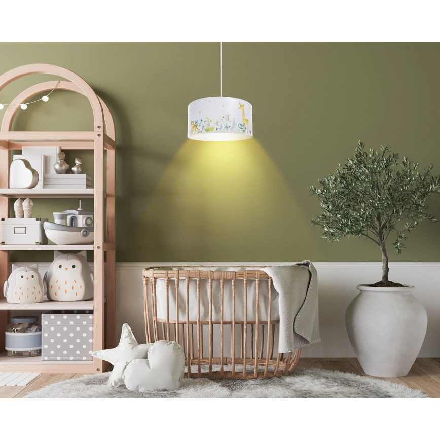 Candeeiro Suspenso ANIMAIS da FLORESTA – Sweet Dreams Quarto infantil com berço de madeira, luminária decorada e estante com objectos e almofadas coruja