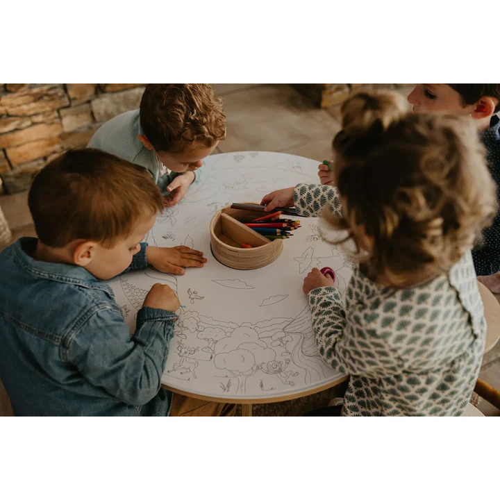 Recarga de Folhas para Colorir - Jardim Crianças a colorir desenhos numa mesa redonda branca com lápis de cor