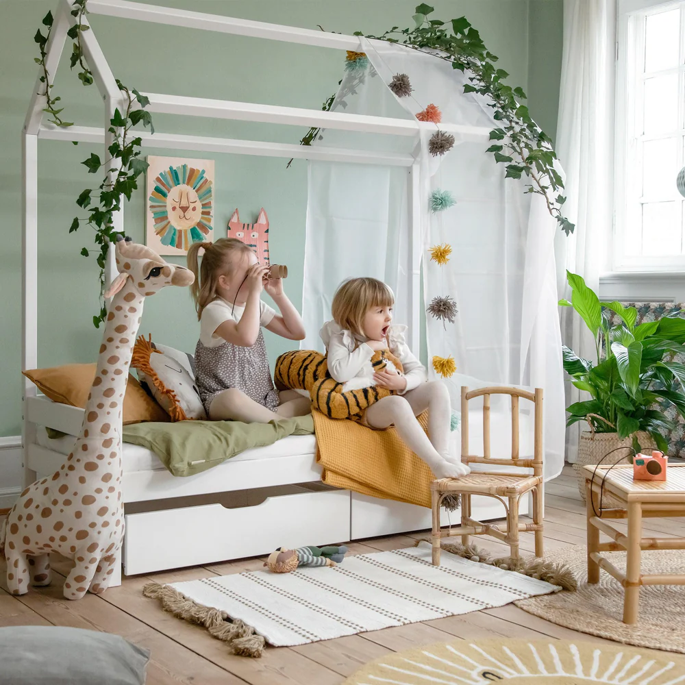 Quarto infantil decorado com cama casinha, brinquedos, pelúcia, móveis de madeira clara e plantas