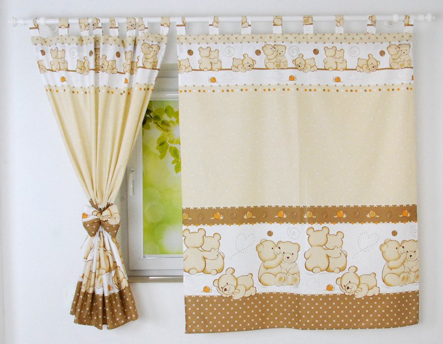 Cortinados Infantis Ursinhos Cortinas bege e castanho com padrão de ursinhos numa janela branca.