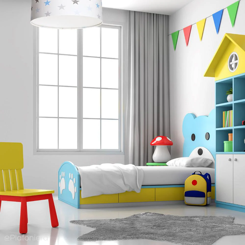 Candeeiro Plafon Estrelas OLAF Quarto infantil com cama de madeira azul, armário em forma de casinha, cadeira amarela e mochila ao lado da cama