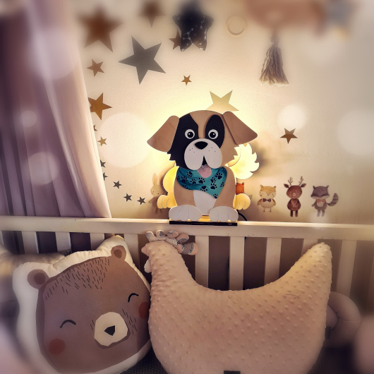 Candeeiro Cão de Madeira Controlado por SMARTPHONE Berço com almofadas de urso e galinha, lâmpada de cachorro e decoração de estrelas