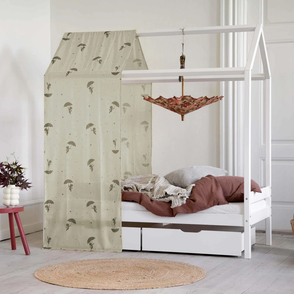 Cama Infantil Casinha Eco Conforto 70x160 Cama branca com estrutura em forma de casa e cortina bege com padrão de guarda-chuvas