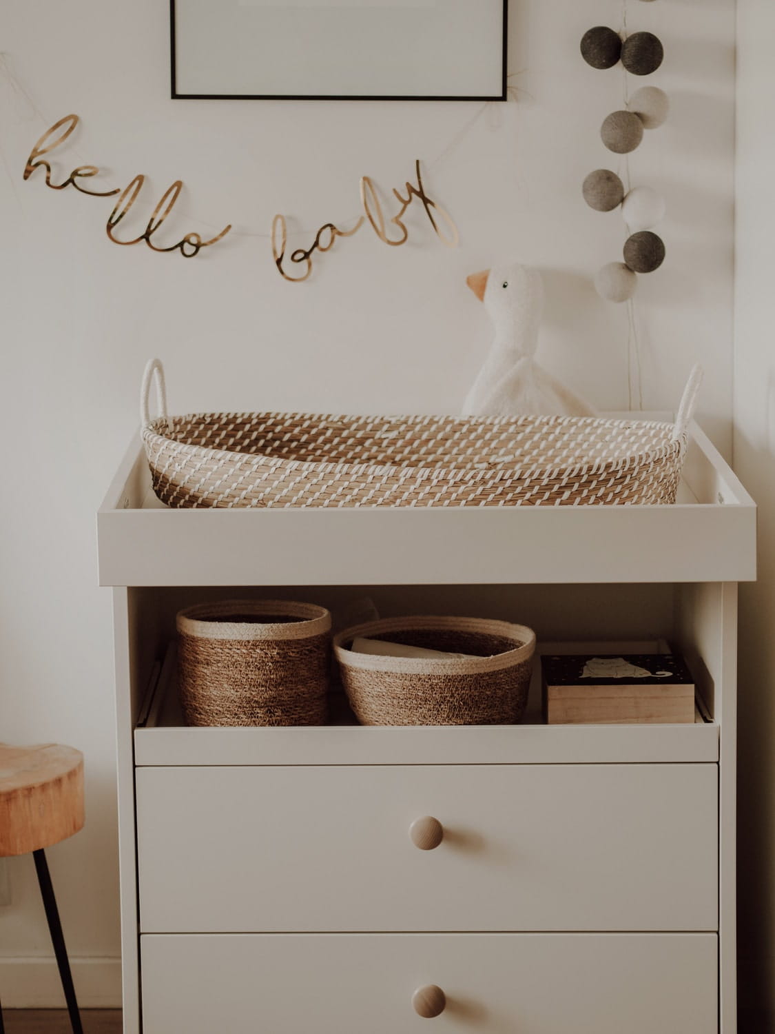 Cesto de Moisés Fraldário em Algas Marinhas Naturais Cômoda branca com almofada trançada, cestos trançados, brinquedo cisne branco e decoração 'hello baby'