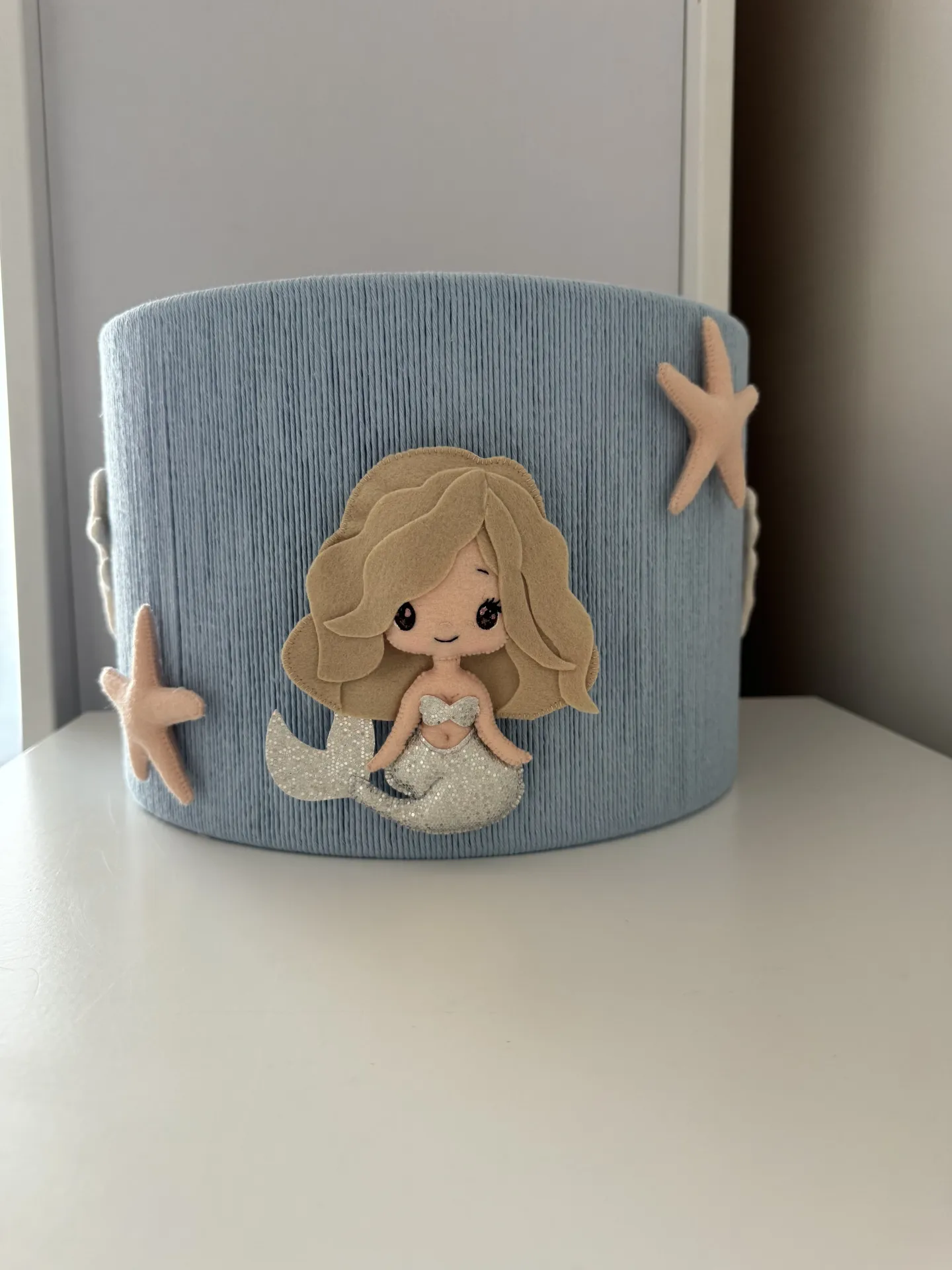 Abajur Infantil - A Pequena Sereia Cesto azul claro com decoração de sereia e estrelas-do-mar em feltro