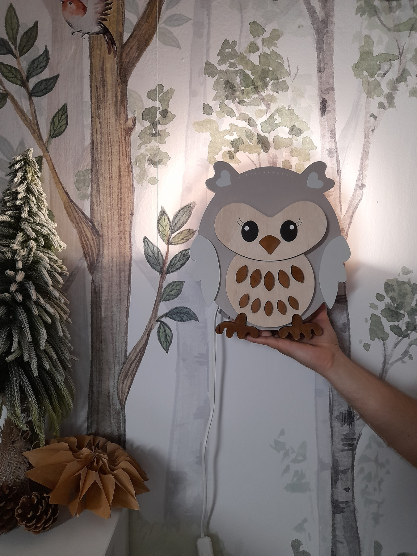 Candeeiro Coruja de Madeira Controlado por SMARTPHONE Abajur decorativo de coruja em madeira em fundo com papel de parede de floresta