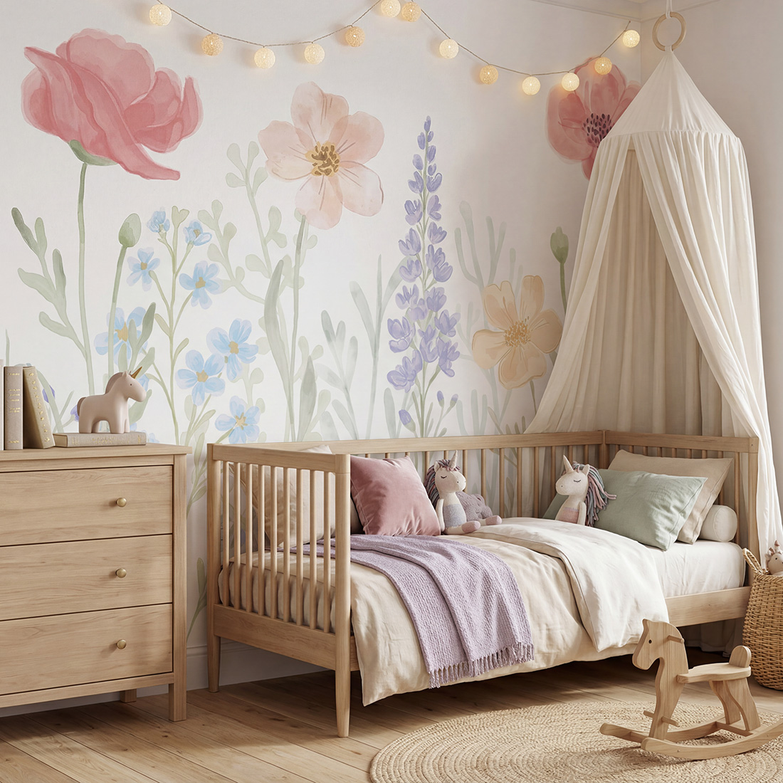 Papel de Parede Infantil Jardim de Primavera Grande Quarto infantil com cama e cómoda em madeira clara, papel de parede floral e cavalo de baloiço
