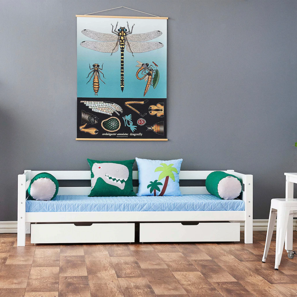 Conjunto de Almofadas Dino Cama de criança branca com almofadas coloridas e poster de libélula na parede cinzenta