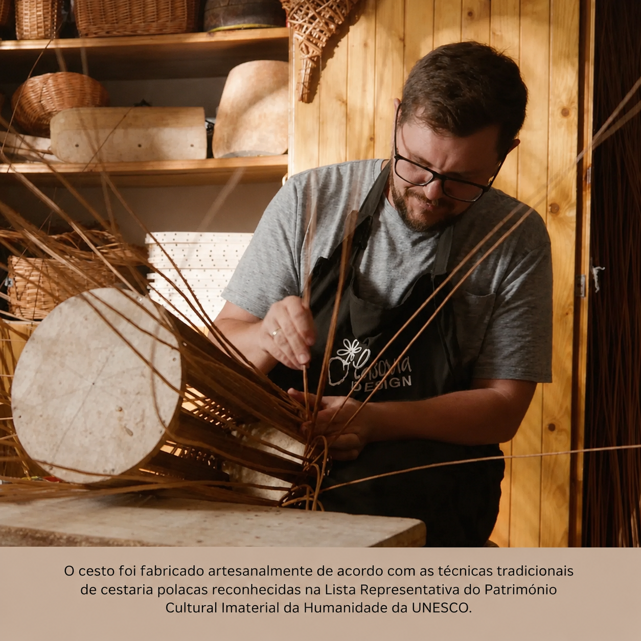 Cesto de Moisés em Vime Natural com Forro e Colchão Homem a fazer cestaria artesanal de vime numa oficina com prateleiras e paredes de madeira