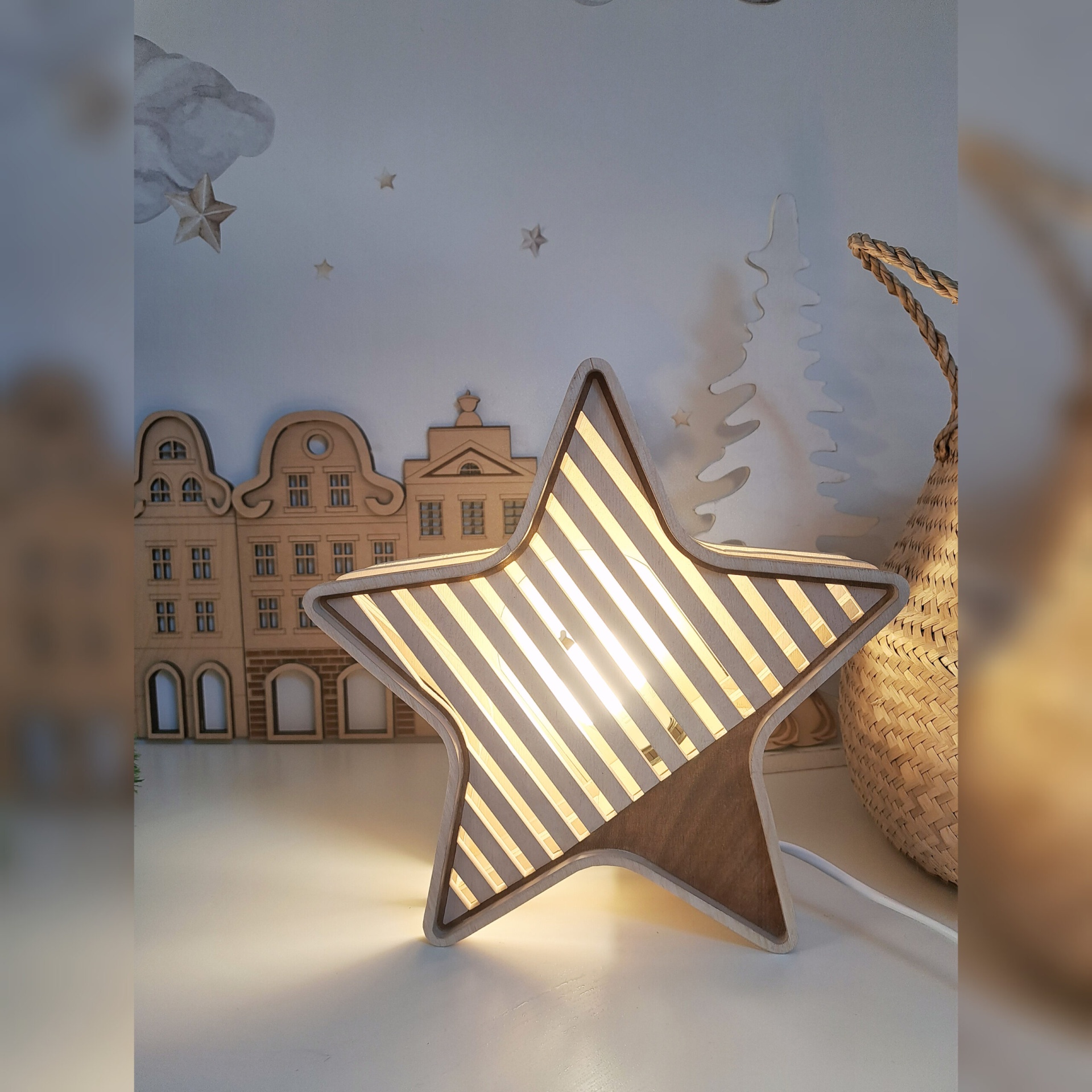 Luminária Estrela de Madeira Controlado por SMARTPHONE Luminária em forma de estrela com padrão listrado, em madeira, iluminada
