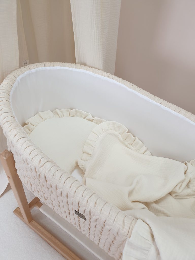 Cesta de Moisés com Berço de Balanço em Madeira COSY Berço tipo moisés tecido bege com almofada e manta creme em suporte de madeira clara