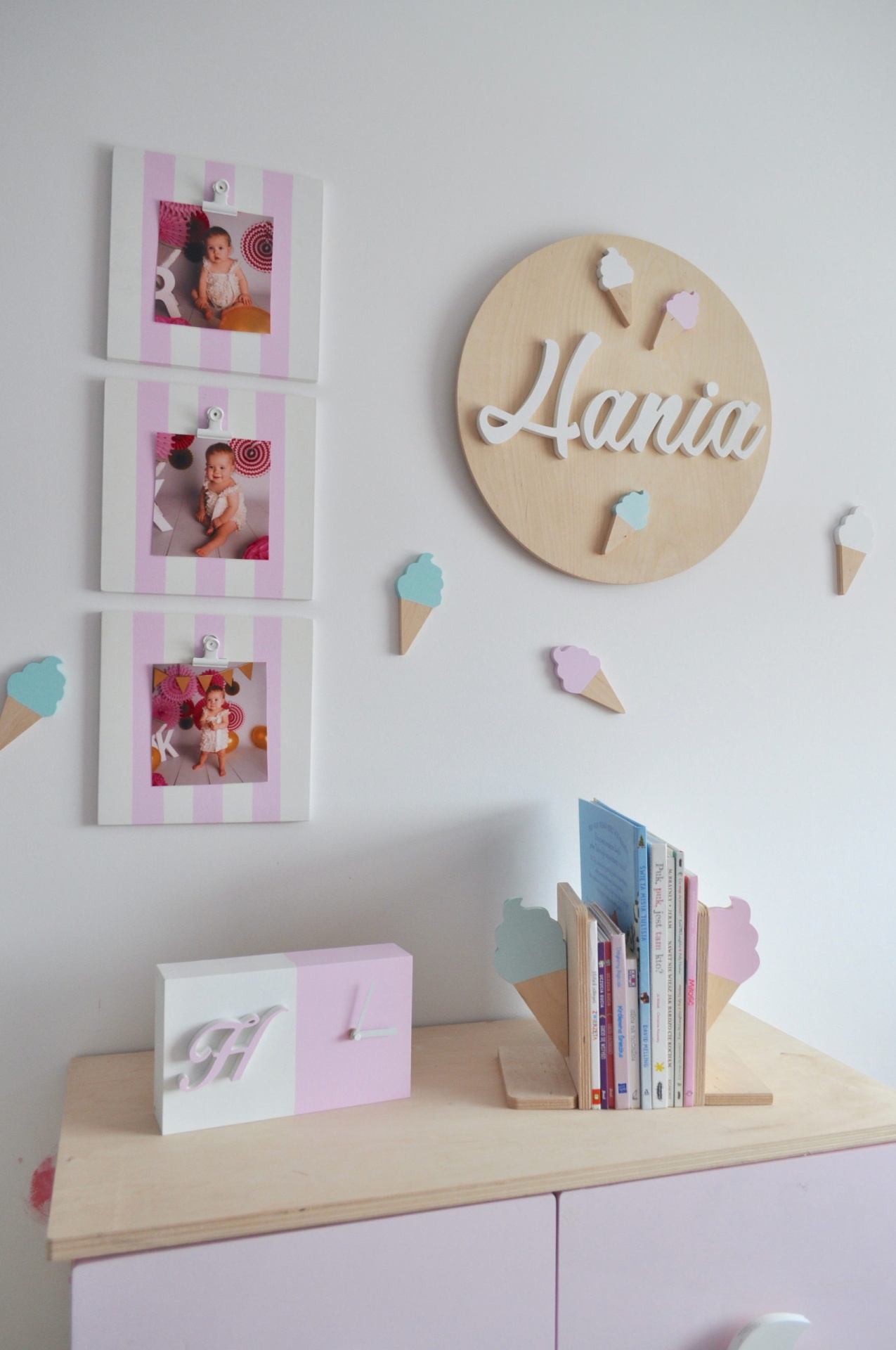 Conjunto Suporte para Livros GELADO Decoração infantil com nome Hania em madeira, molduras de fotos e suporte de livros coloridos