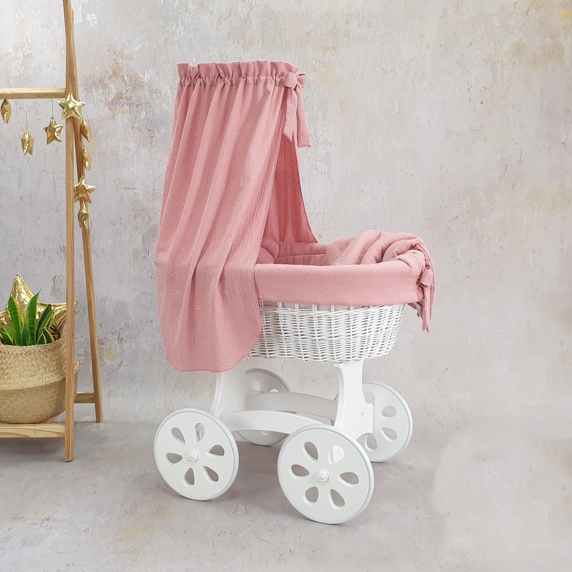 Cesta Moisés de Vime Branco SARA com Roupa de Cama Carrinho de bonecas branco em vime com cortina rosa decorativa