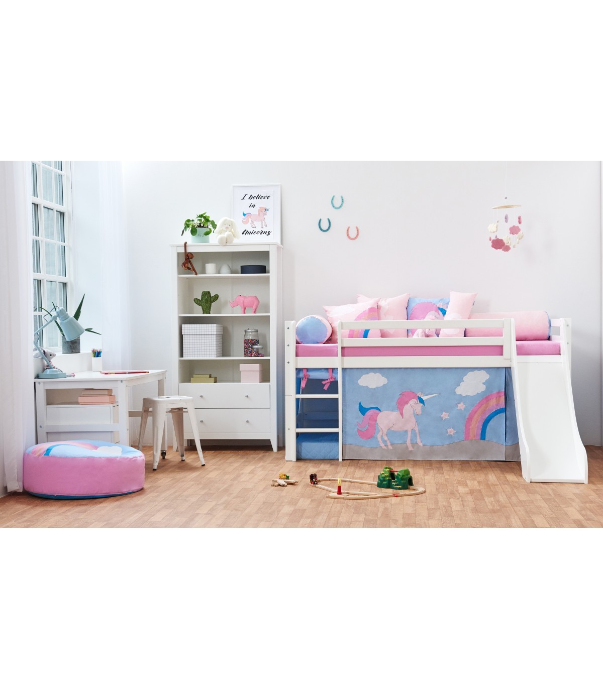 Cortina de Cama Eco Dream – Unicórnio Quarto infantil com cama alta branca e decoração de unicórnio azul e rosa