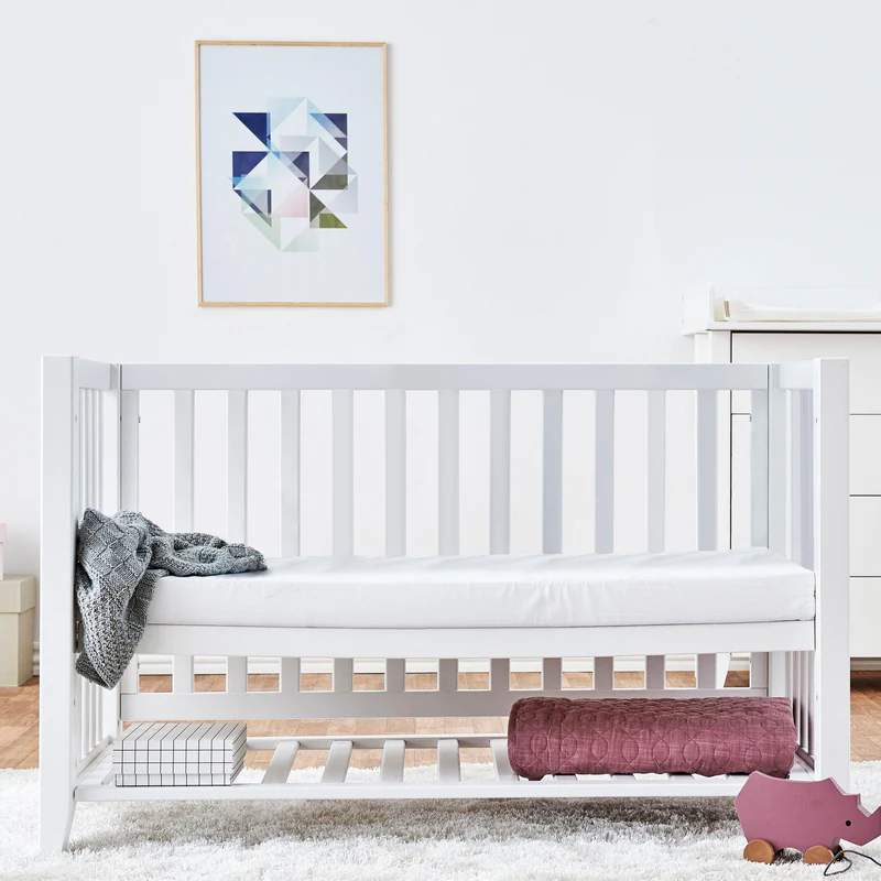 Colchão de Espuma para Berço e Cama de Grades Berço branco de bebé com acessórios e quadro geométrico na parede