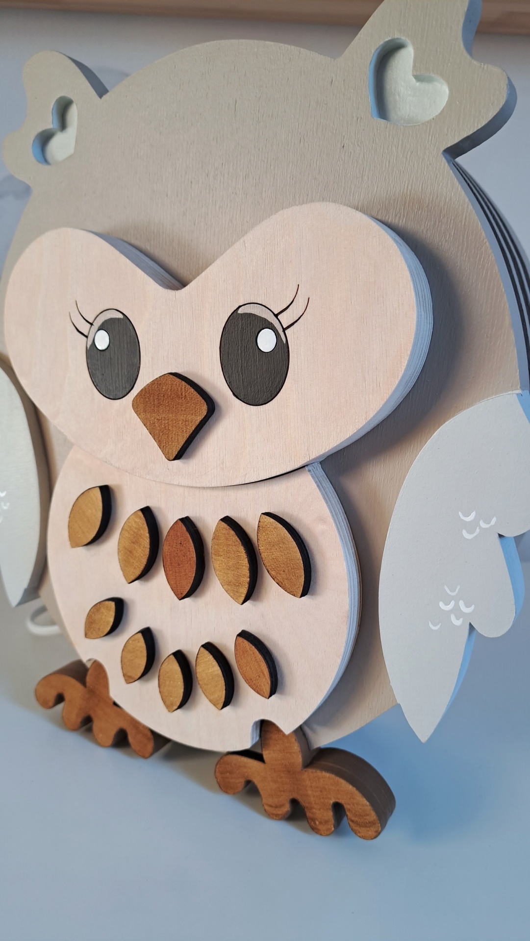 Candeeiro Coruja de Madeira Controlado por SMARTPHONE Figura decorativa de coruja em madeira com detalhes castanhos e corações esculpidos