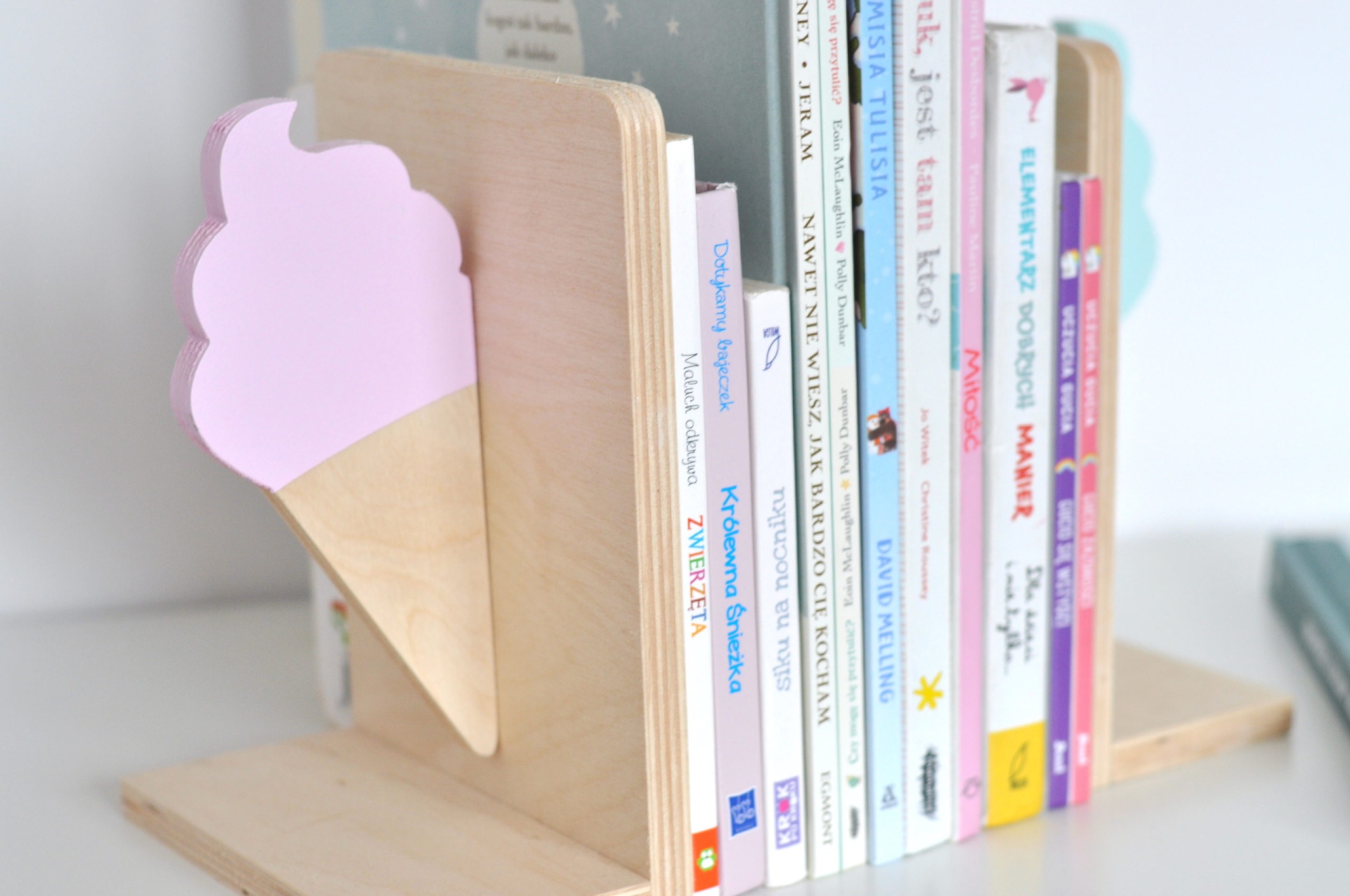 Conjunto Suporte para Livros GELADO Suporte de livros madeira claro gelado rosa com livros infantis