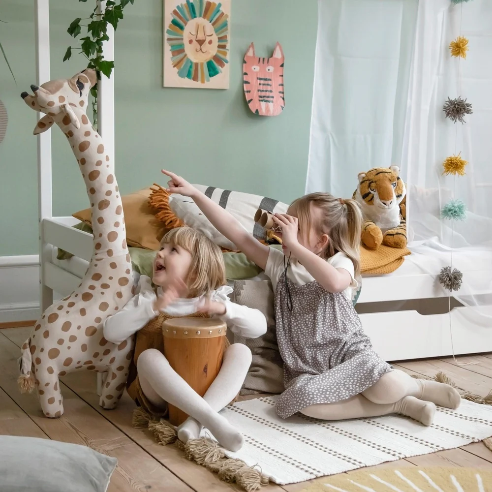 Cama Infantil Casinha Eco Conforto 70x160 Crianças em quarto infantil com brinquedos e decoração colorida