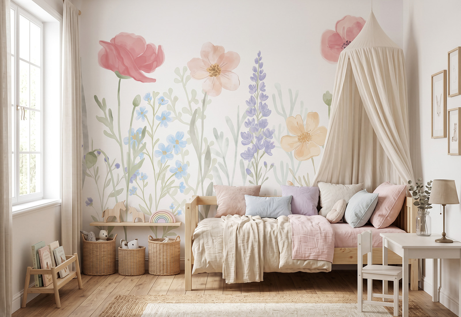 Papel de Parede Infantil Jardim de Primavera Grande Quarto infantil com cama em madeira clara, almofadas coloridas e papel de parede floral