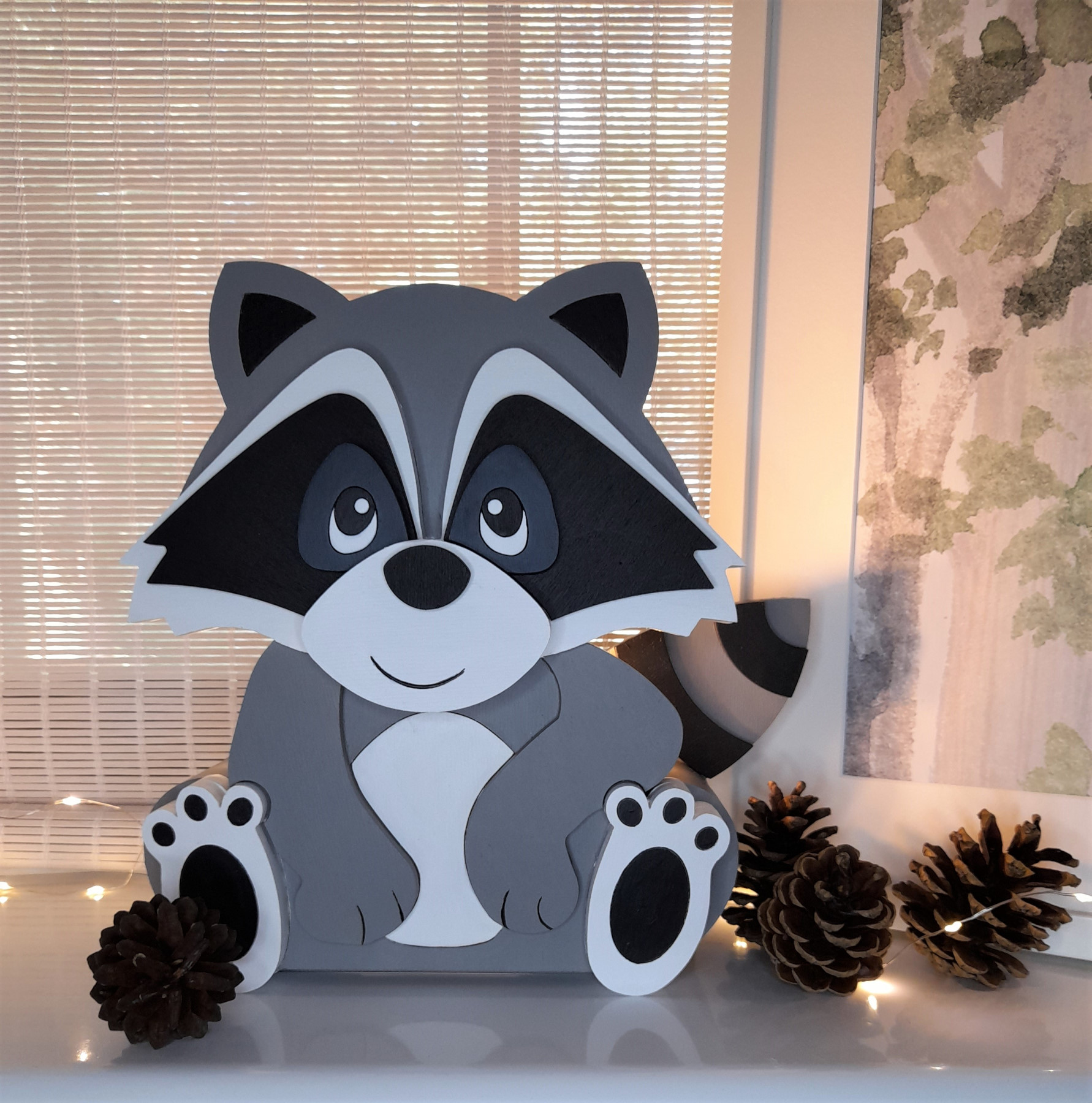 Candeeiro Guaxinim de Madeira Controlado por SMARTPHONE Figura decorativa de guaxinim cinzenta com pinhas e luzes