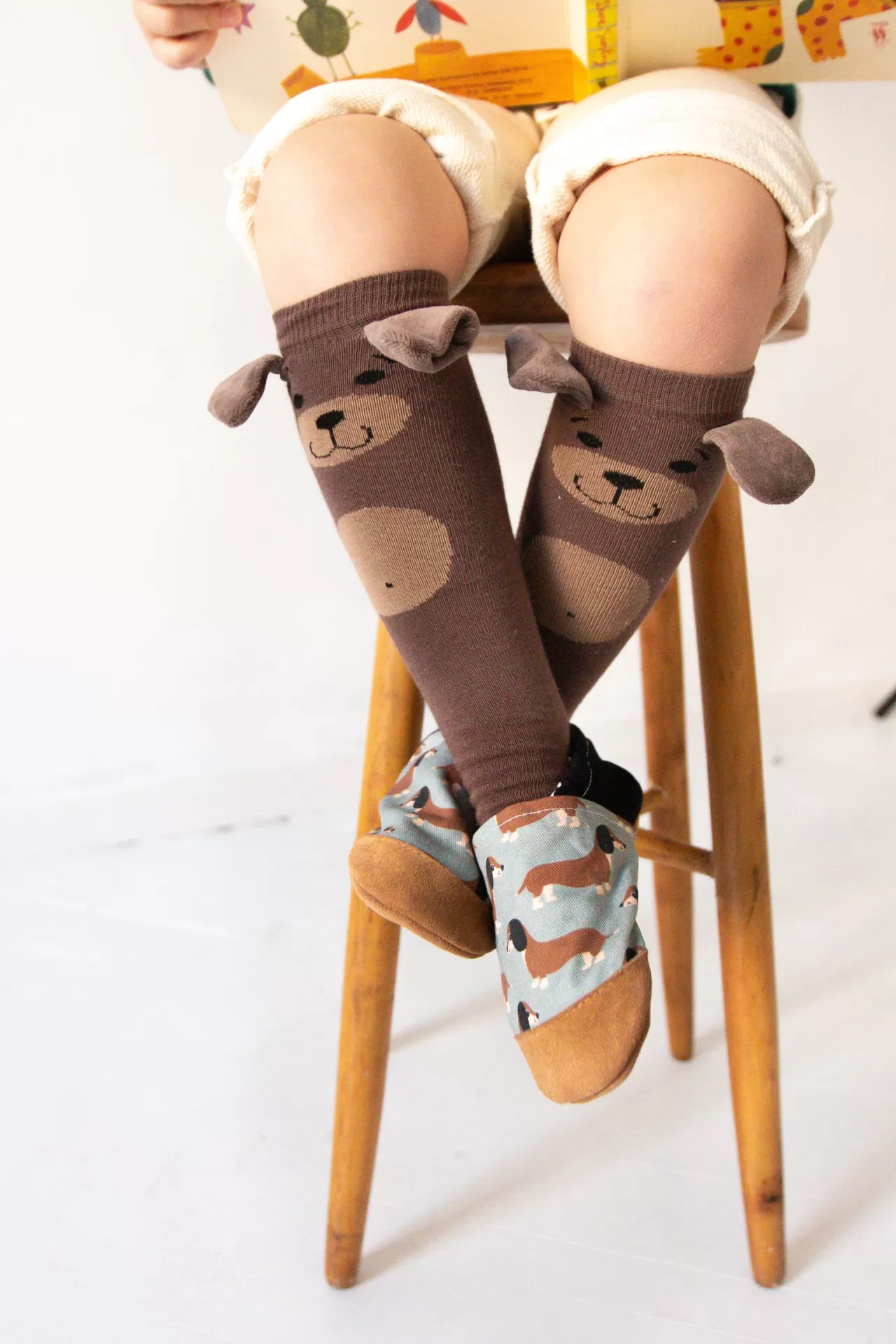 Sapatinhos de Criança em Couro Natural – Cachorro Salsicha Meias castanhas com desenho de urso e orelhas 3D em criança sentada