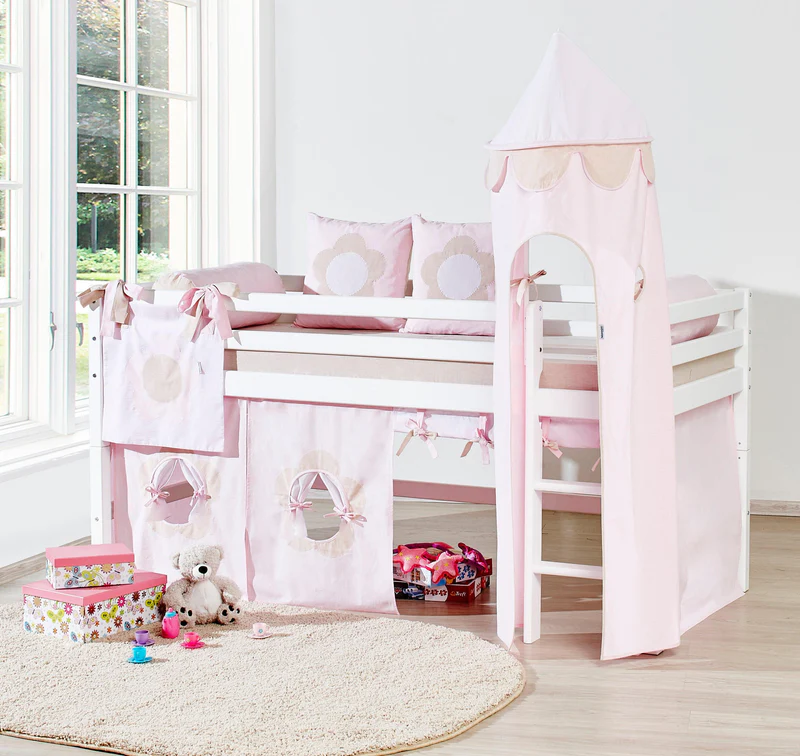 Torre Decorativa Conto de Fadas Floral Cama infantil alta branca com cortinas e almofadas rosa e bege, torre e brinquedos no chão
