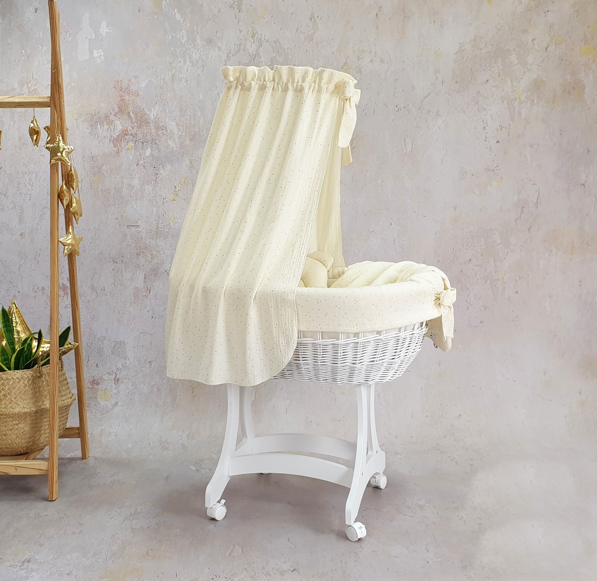 Cesta Moisés de Vime Branco EMMA com Roupa de Cama Berço de bebé tipo moisés branco com dossel creme em ambiente neutro