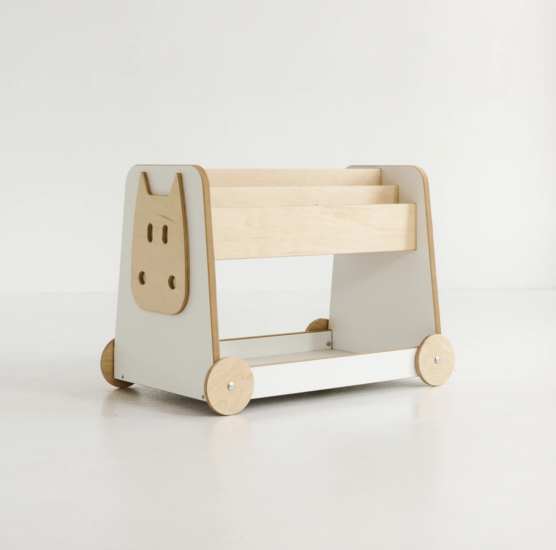 Estante de Madeira Sobre Rodas Carrinho organizador infantil em madeira clara com detalhes em branco e rodas
