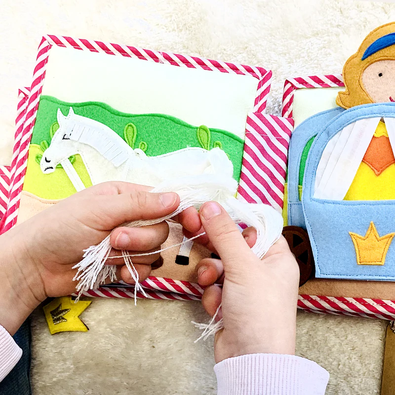 Princesinha – Mini Livro Sensorial de 6 Páginas Livro infantil de tecido com cavalo branco e cavaleiro colorido em feltro