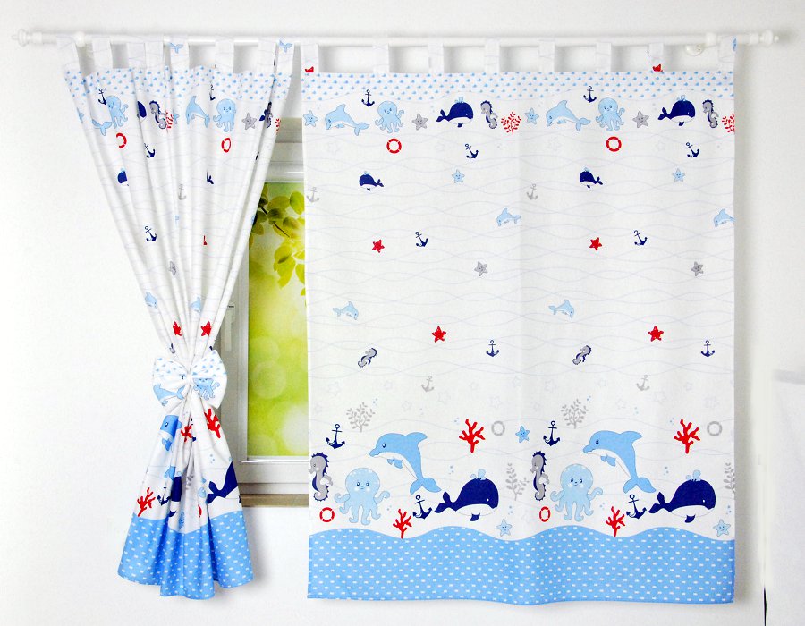 Cortinados Infantis Oceano Cortinado infantil branco com padrões marinhos coloridos e base azul claro com pontos brancos.