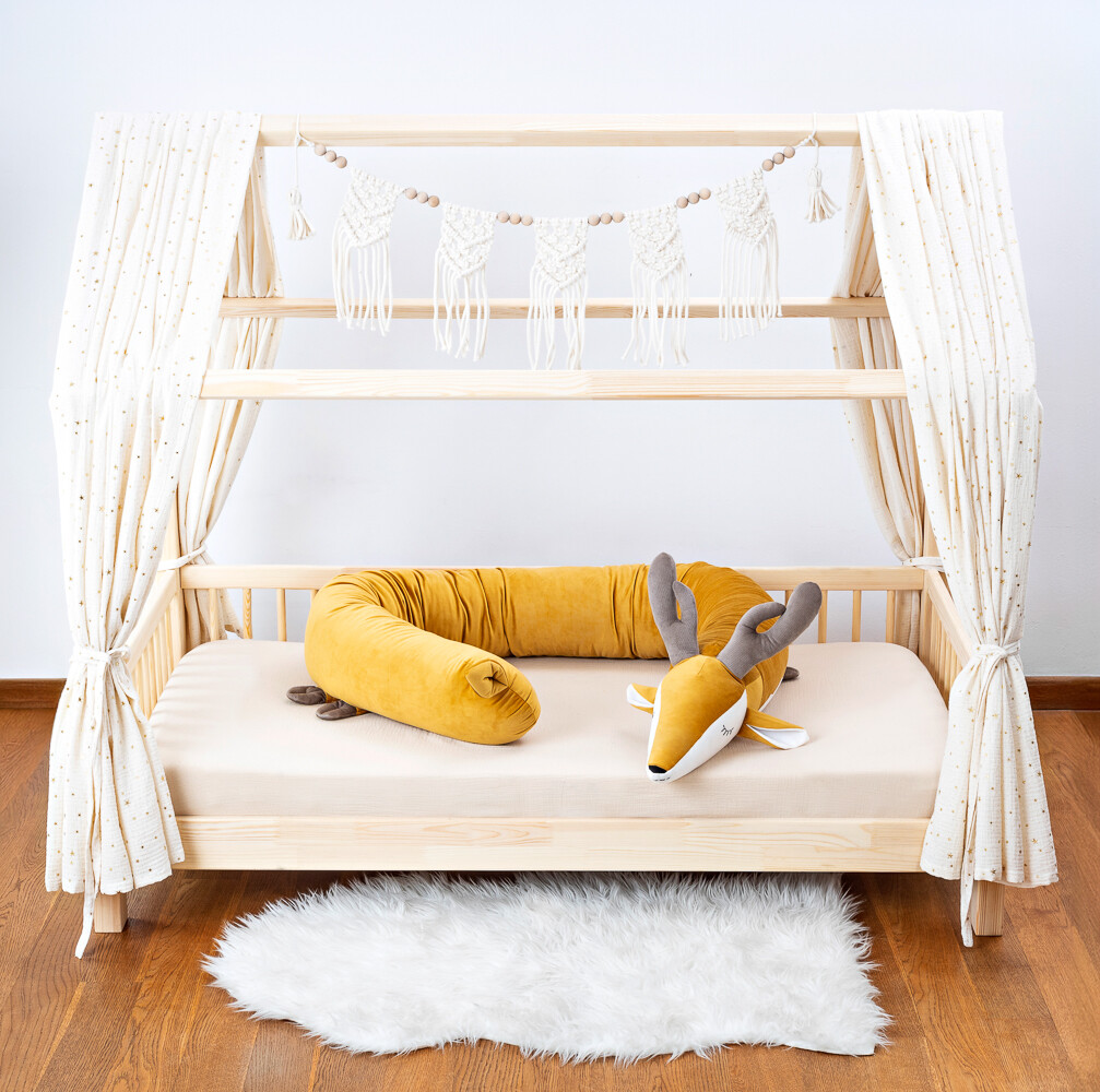 Protetor de Cama Almofada Travesseiro VEADO Cama infantil em madeira clara com cortinas brancas e almofada em forma de raposa amarela