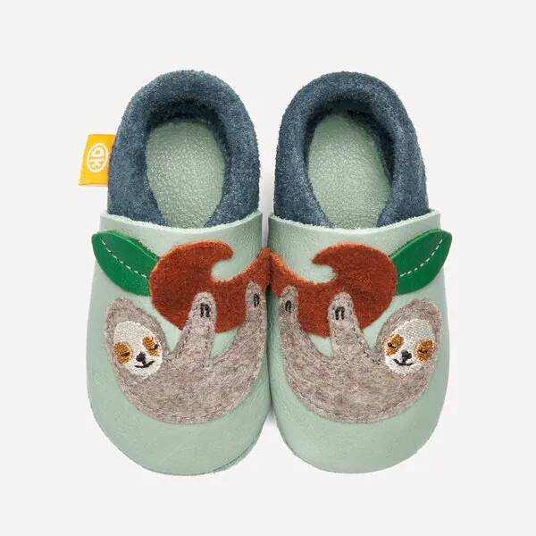 Sapatinhos de Criança Pauli, a Preguiça Sapatos de criança verdes com aplicação de preguiça e folhas
