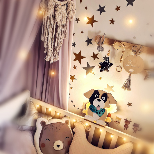 Candeeiro Cão de Madeira Controlado por SMARTPHONE Quarto infantil com decoração temática de animais e estrelas em tons suaves.