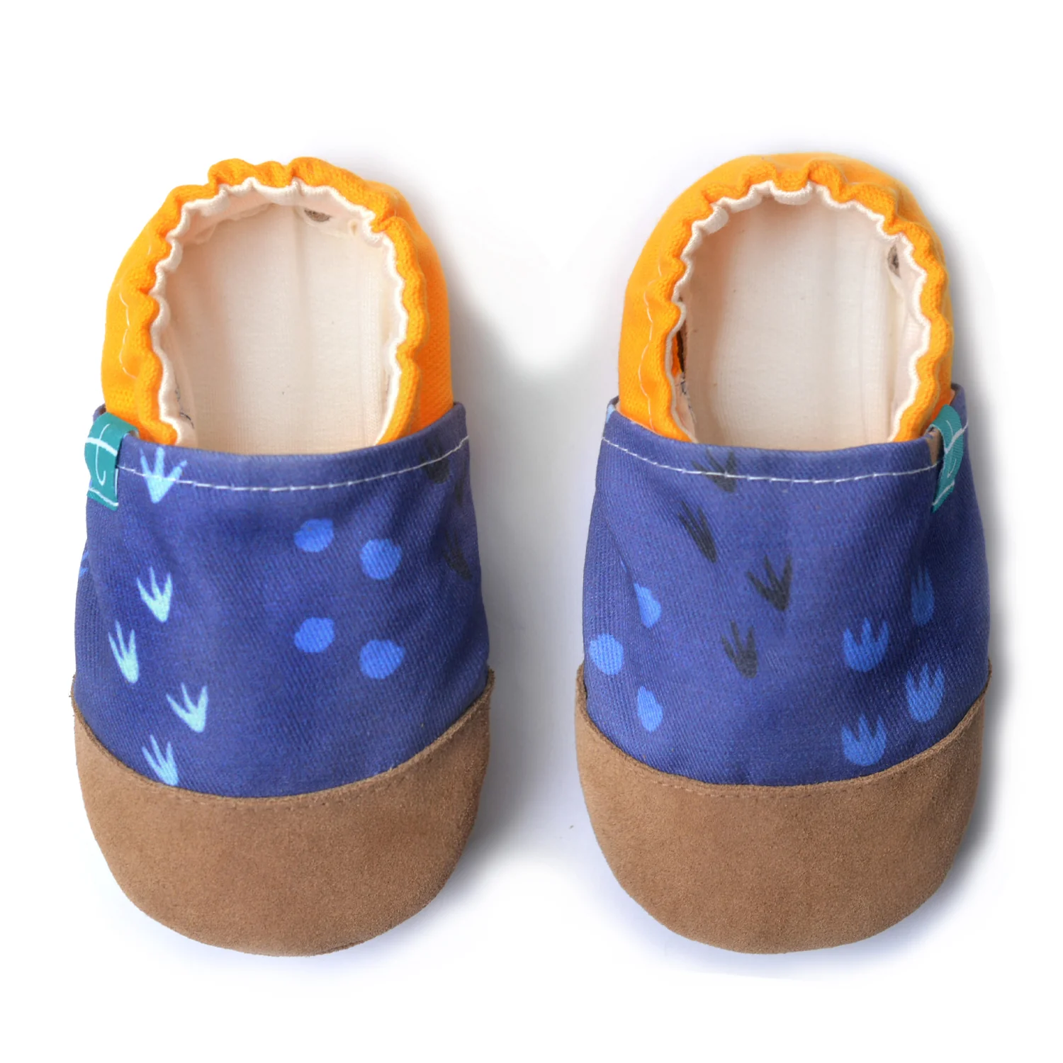 Sapatinhos de Criança em Couro Natural – Pegadas de Dinossauro Sapatinhos para bebé azul com padrões de pegadas e biqueira castanha