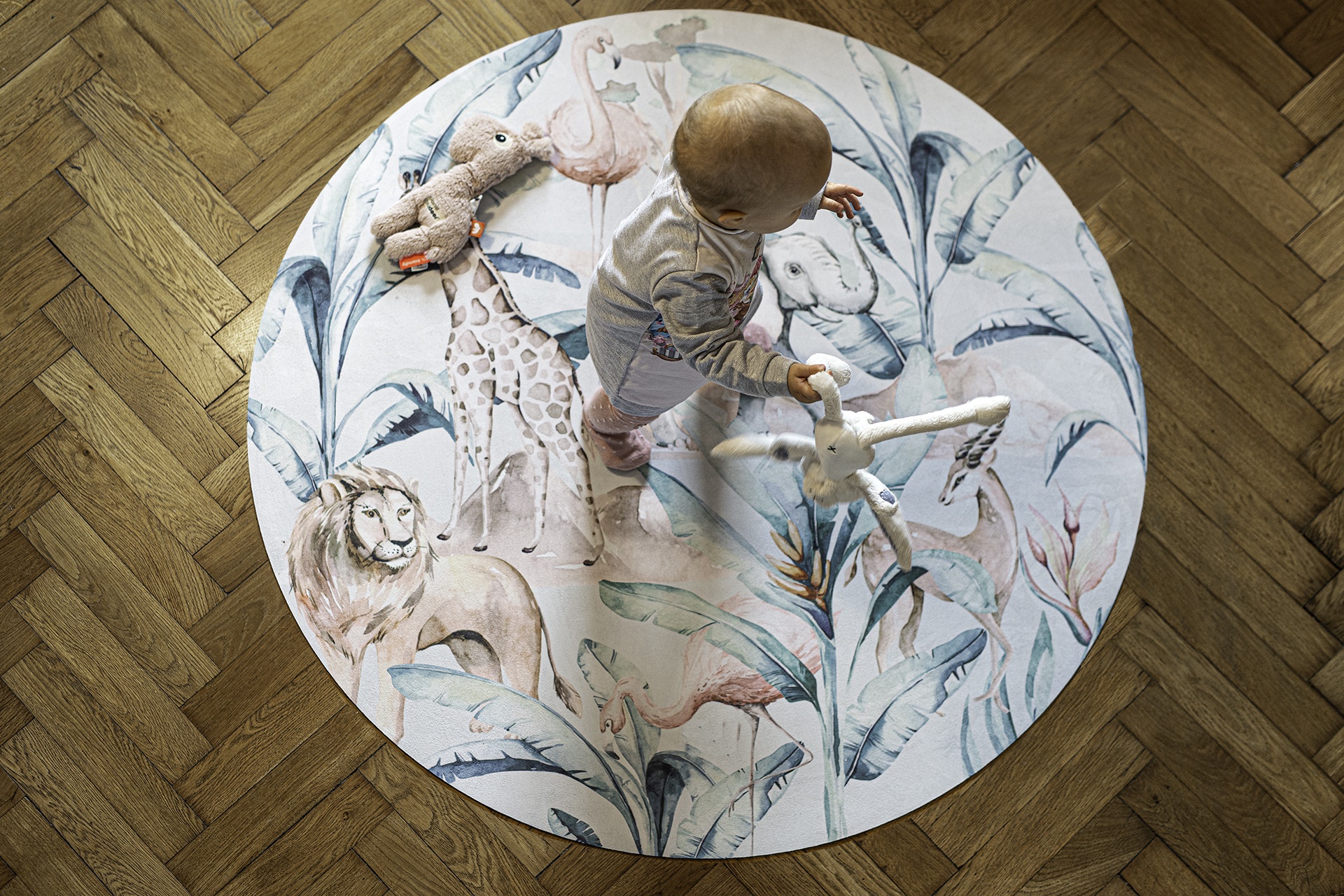 Tapete Redondo ECO Vida Animal Tapete redondo infantil com padrão de animais da selva e criança a brincar