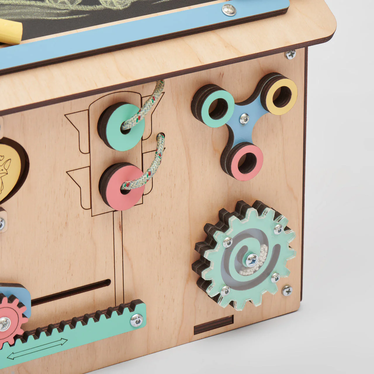 Mini Casa Educacional de Madeira – Método Montessori Brinquedo educativo em madeira com engrenagens coloridas e rodas