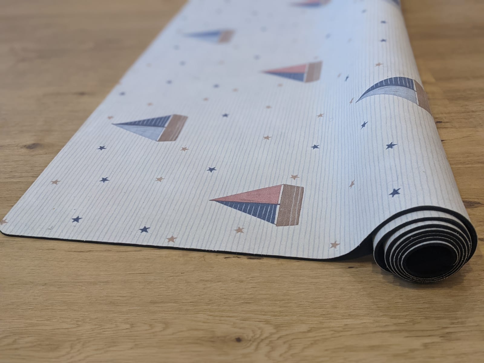 Tapete Ecológico PEQUENO MARINHEIRO Tapete de ioga branco com padrão de barcos coloridos e estrelas