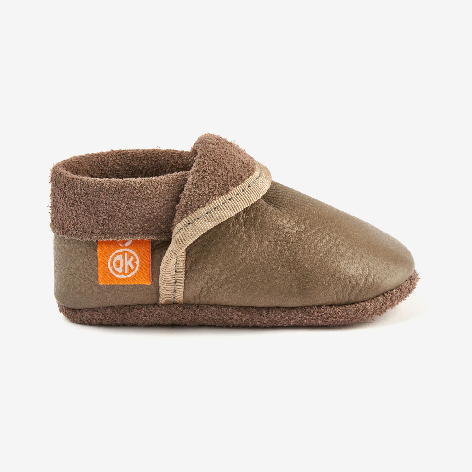 Sapatinho Infantil Clássico Bege Pantufa infantil castanha de pele e tecido felpudo com etiqueta laranja