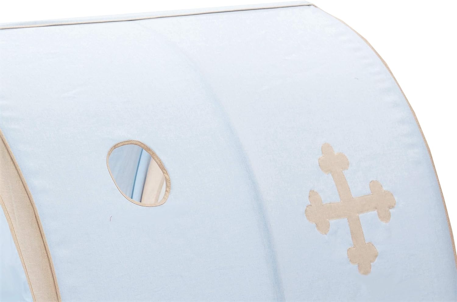 Túnel de Brincar - Cavaleiro do Conto de Fadas Têxtil azul claro com bordas bege, orifício oval e bordado em forma de cruz bege.