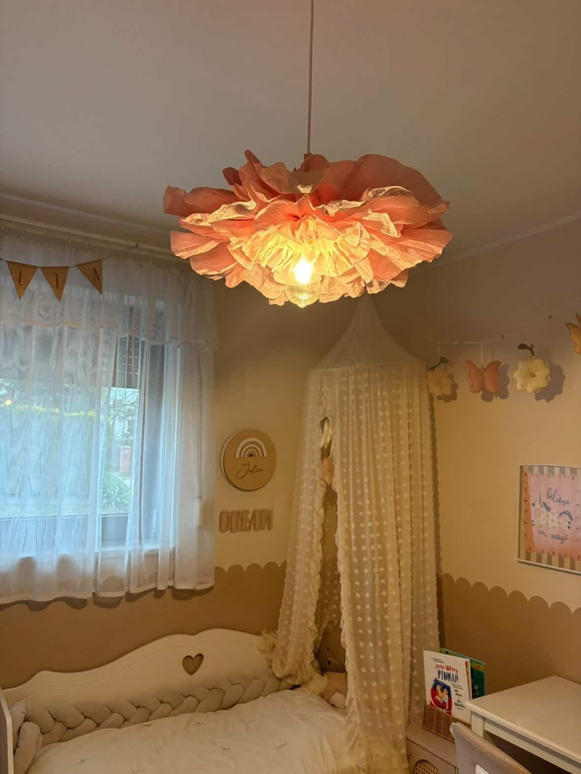 Candeeiro de Teto Flor em Rosa Lustre em tecido rosa pendurado no tecto com decoração infantil