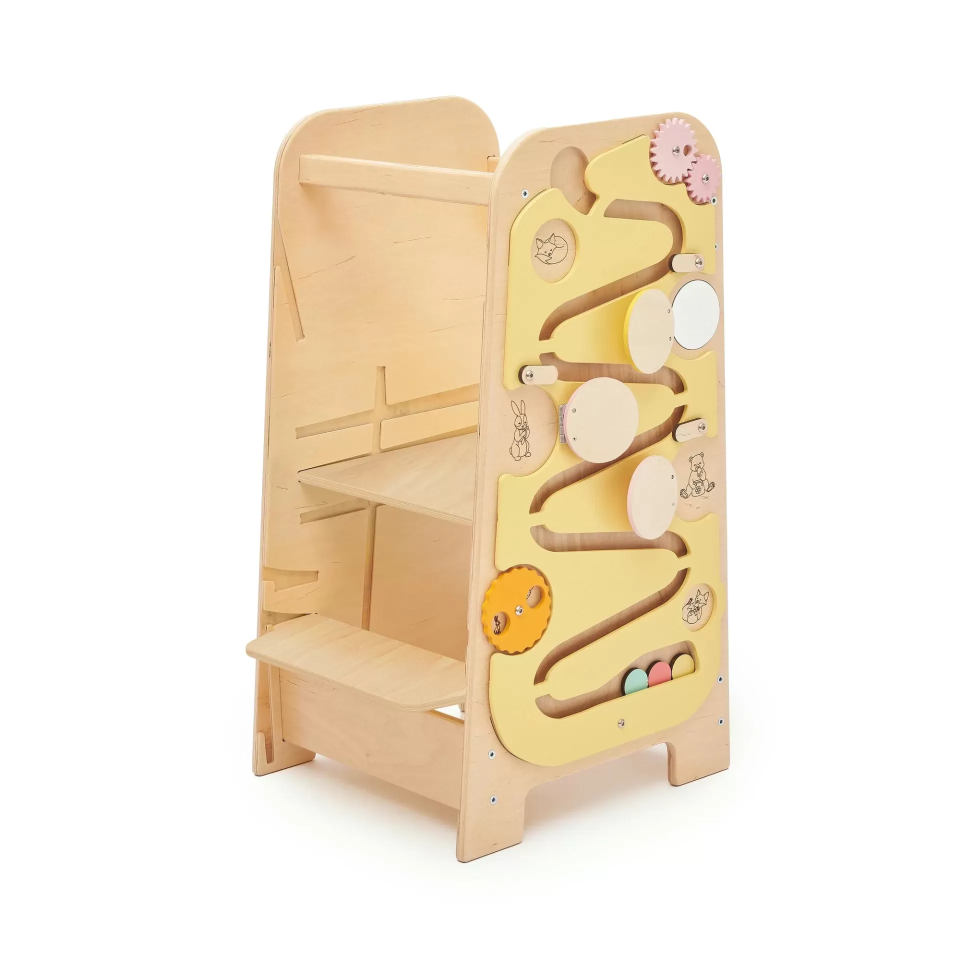 Torre de Aprendizagem Multifuncional 5 em 1 Estrutura de madeira clara com painel lateral amarelo e brinquedos montados