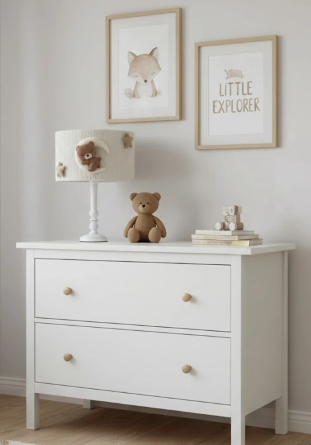 Candeeiro de Mesa Infantil Ursinho na Lua Cómoda branca de madeira com abajur decorado, urso de peluche e quadros na parede