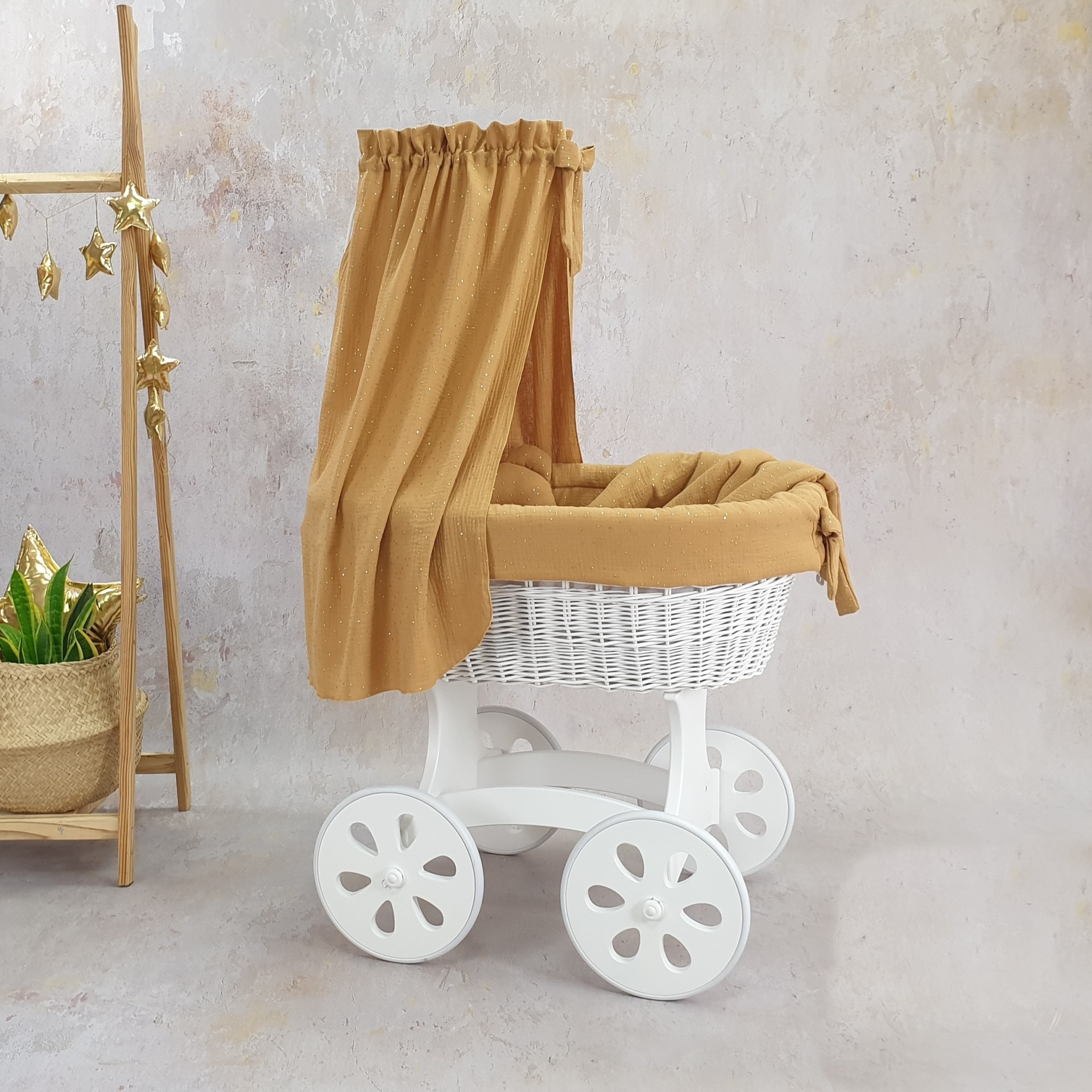 Cesta Moisés de Vime Branco SARA com Roupa de Cama Carrinho de bebé em vime branco com tecido mostarda num ambiente interior