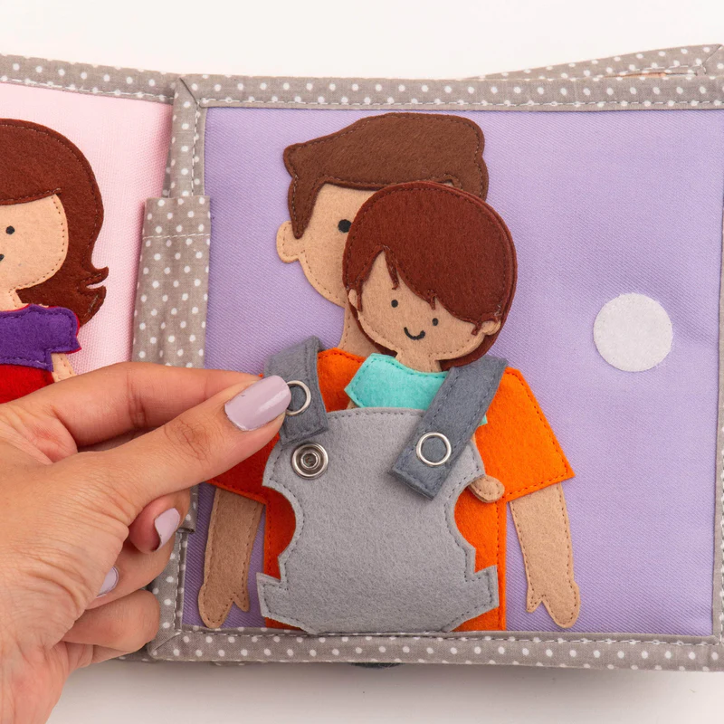 Bebé Feliz – MINI Livro Sensorial de 6 Páginas Livro de atividades de tecido com figuras humanas destacáveis e roupa com botões