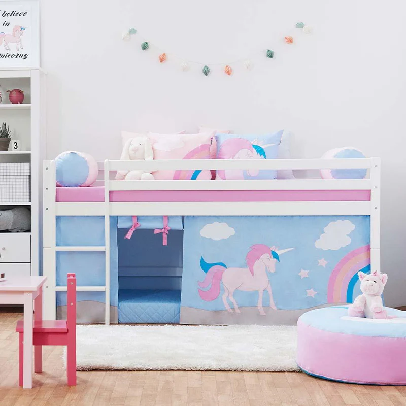Cortina de Cama Eco Dream – Unicórnio Cama infantil branca com cortina azul e unicórnio, almofadas coloridas e cadeira vermelha