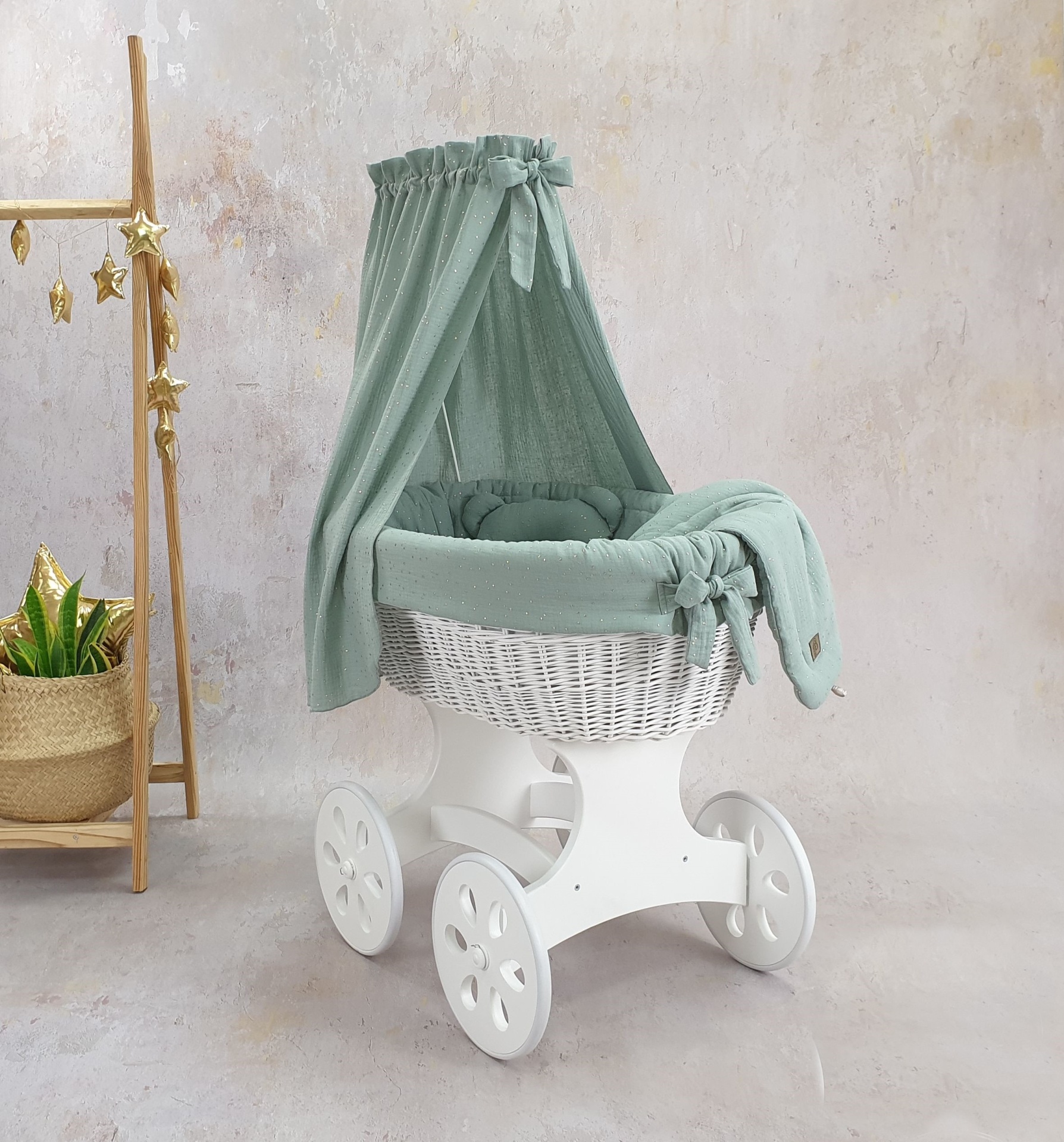 Cesta Moisés de Vime Branco SARA com Roupa de Cama Carrinho de bebé em vime branco com tecido verde-água e estrutura branca