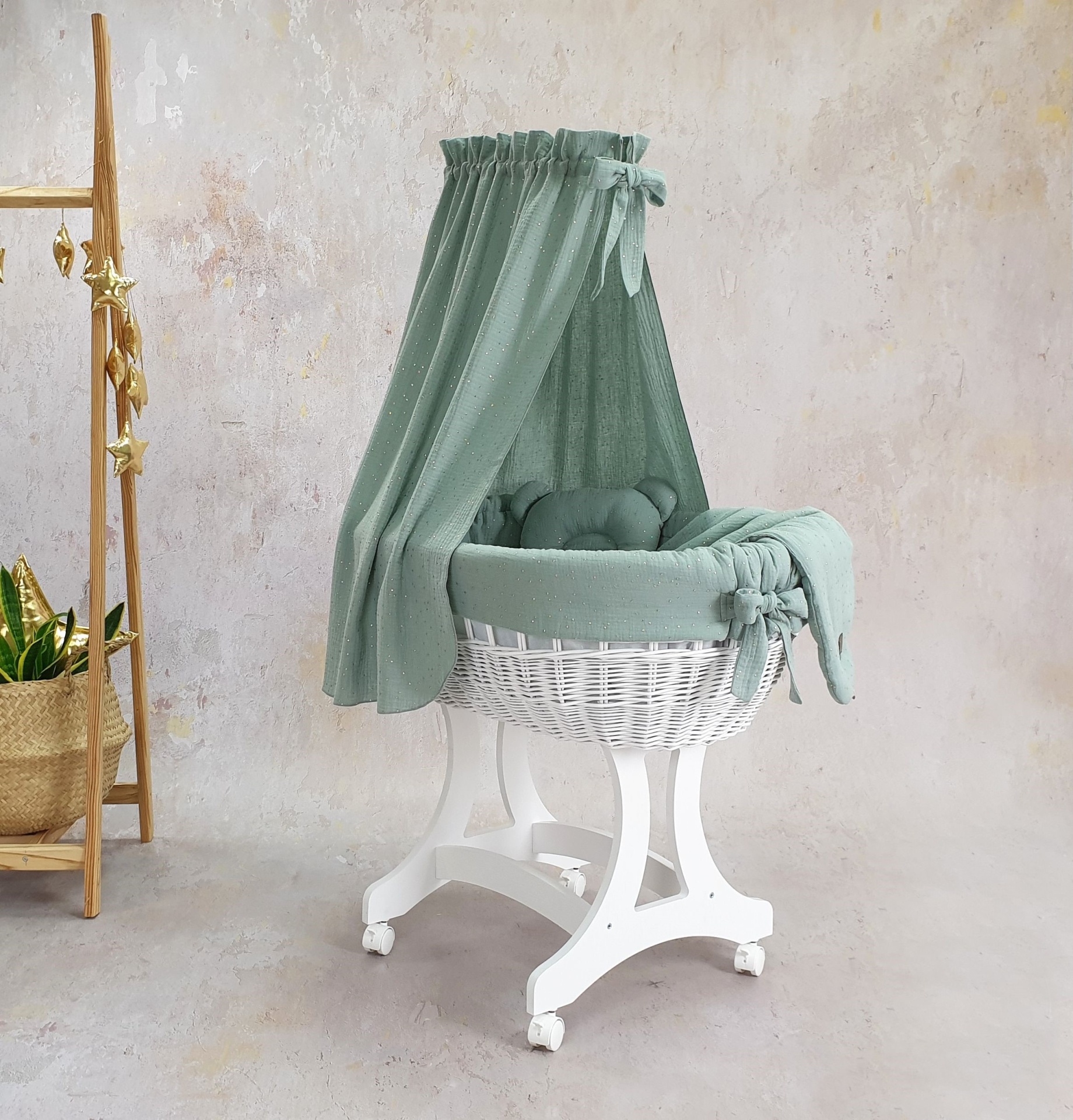 Cesta Moisés de Vime Branco EMMA com Roupa de Cama Berço de bebé em vime branco com dossel verde-água num ambiente interior