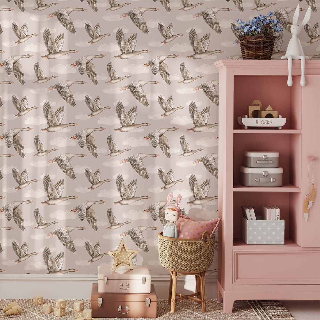 Papel de Parede Infantil Gansos Bege Quarto infantil com papel de parede de aves, móvel rosa com brinquedos e bolsas empilhadas