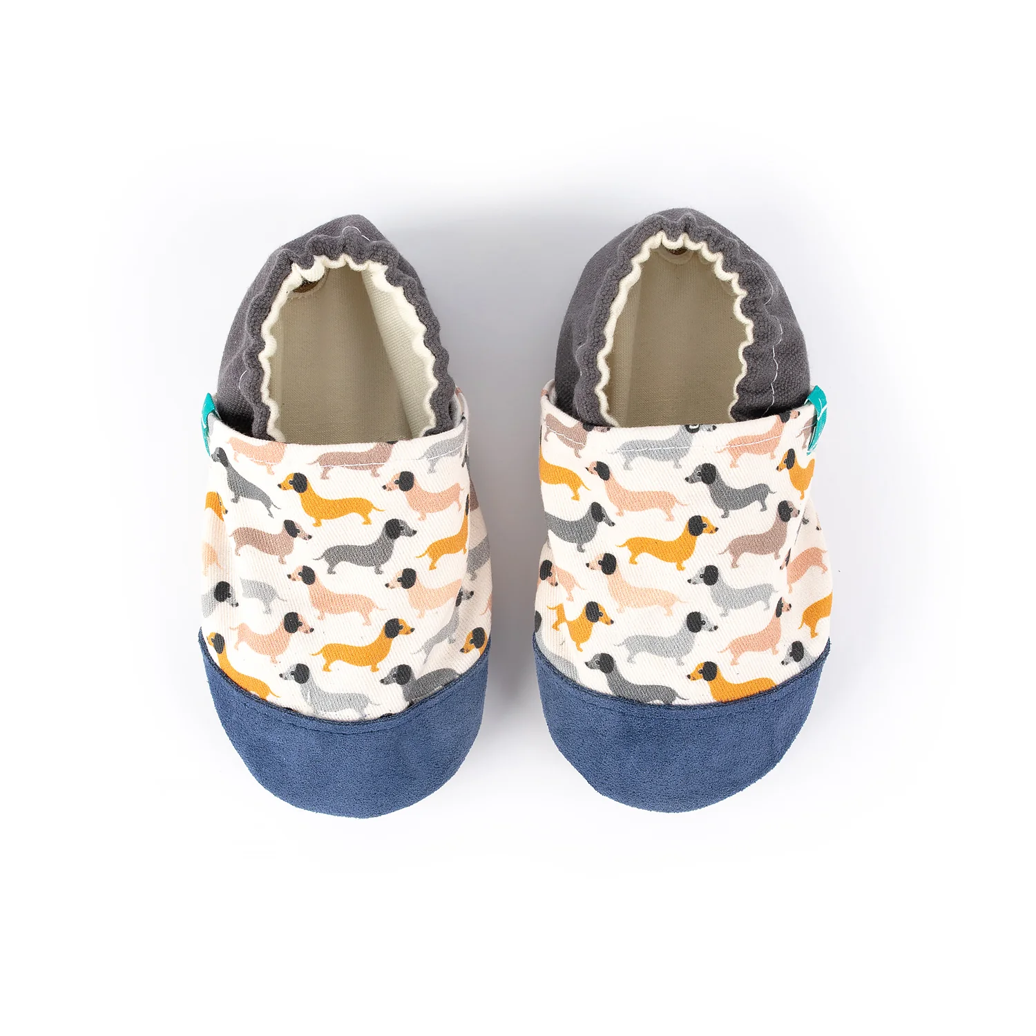 Sapatinhos de Criança em Couro Natural – Cachorros Pequenos Sapatilhas de bebé com padrão de cães Dachshund coloridos e biqueira azul.