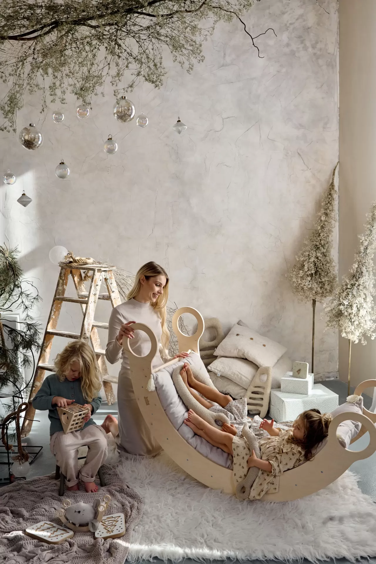 Balanço de Madeira MONTESSORI Cadeira de balanço infantil em madeira clara com almofada cinza e duas crianças